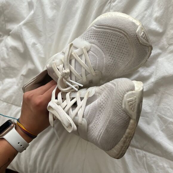 Adidas Women's Ultraboost 22 Running Shoe Size 7 Color White - Picture 3 of 11